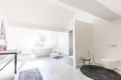 维利希B26 Apartments - Unterwegs zu Hause的白色的浴室设有浴缸和卫生间。