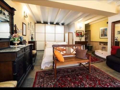 圣泰雷萨迪里瓦Villa dei Marchesi Carrozza的大房间设有一张床和浴缸