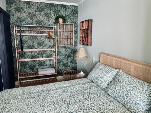 霍尔斯泰因地区诺伊斯塔特Ostsee Liebe的一间卧室设有一张床和绿色的墙壁