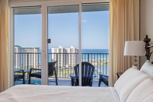 德斯坦WS Luxury Condo of Seascape的一间卧室配有一张床,享有海景