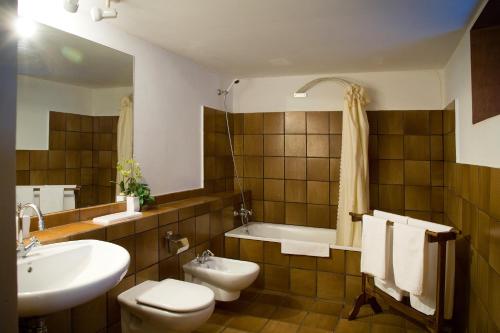 塞代拉Casa Rural Cordobelas的浴室配有盥洗盆、卫生间和浴缸。