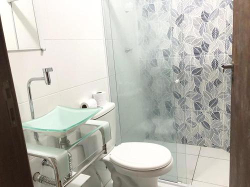 马塞约Pousada Paradise Vista do Atlantico的浴室配有卫生间、盥洗盆和淋浴。
