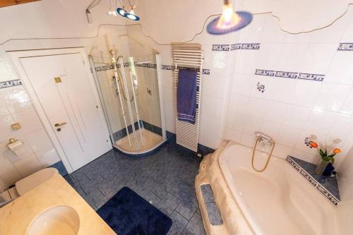 昆德尔Haus Evelin的带浴缸、淋浴和卫生间的浴室