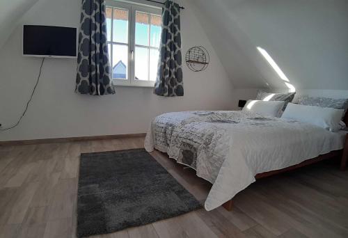 齐罗Ferienhäuser Luv und Lee OVS 106 Neu 20的一间卧室设有一张床和一个大窗户
