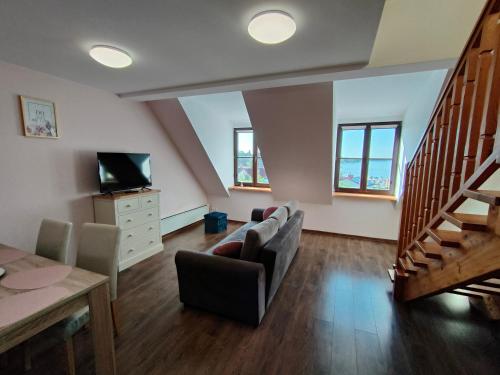 米科瓦伊基Apartament Alex的带沙发和电视的客厅以及楼梯。