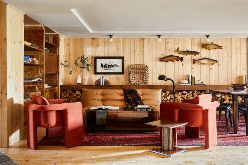Mount SunapeeBluebird Sunapee的客厅配有红色椅子和沙发