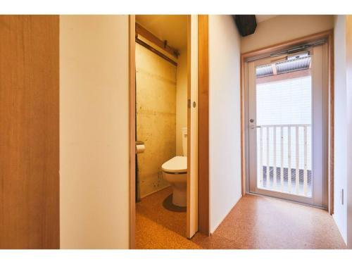 大阪Batonship - Vacation STAY 12907的通往带卫生间的浴室的开放式门