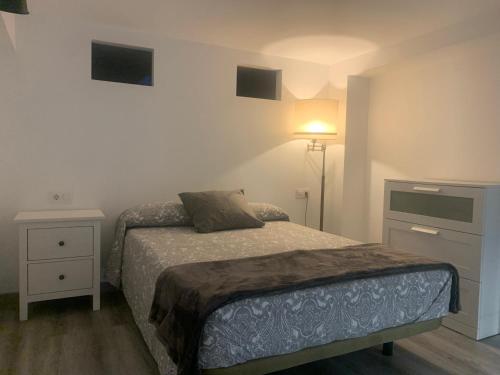 桑卢卡尔-德巴拉梅达HOLIDAY ALYMA的一间小卧室,配有床和灯