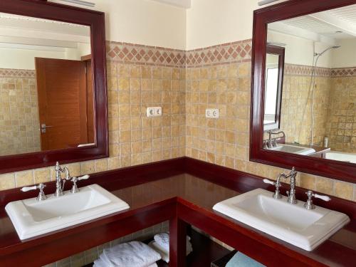 塔拉哈勒赫Villa Neila, Fuerteventura的浴室设有2个水槽和2面镜子