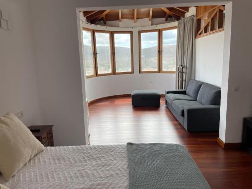 塔拉哈勒赫Villa Neila, Fuerteventura的客厅配有床和沙发