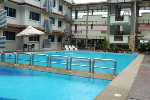 加央斯巴加马来西亚央酒店的大楼前的大型蓝色游泳池