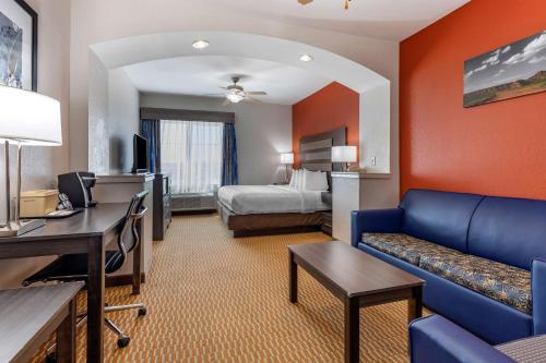 峡谷城帕洛阿杜罗峡谷贝斯特韦斯特套房酒店的酒店客房设有一张沙发和一张床
