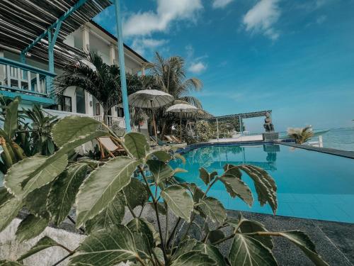 蓝梦岛极光海滩景旅馆的海滩别墅享有游泳池的景致