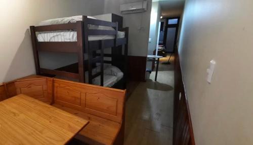 普孔Cabañas Habitainer的小房间设有桌子和双层床