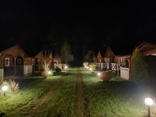 达布基Domki Słoneczny Brzeg的夜晚有一排房子的院子