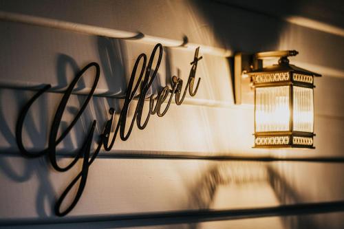 玛丽伯勒Gilbert by Whiskey June的架子旁的墙上的灯,灯