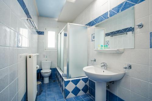 米蒂利尼蓝色海洋酒店的蓝色和白色的浴室设有水槽和卫生间