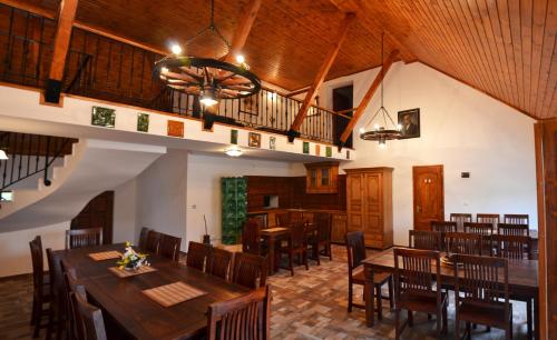 TiszaszőlősFalusi Patika - Tisza-tó Vendégház的用餐室配有木桌和椅子