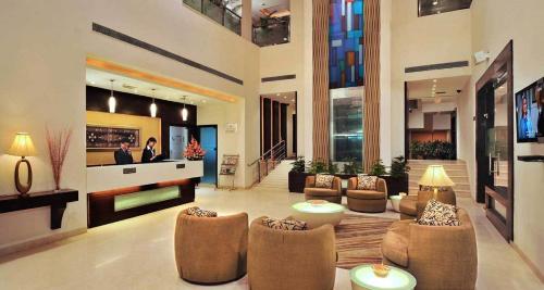 钱德加尔贝斯特维斯特马里兰酒店的大楼内的大型客厅配有沙发和椅子