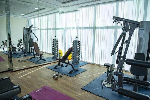 Studio in the heart of Sports City -great view & amenities!的健身中心和/或健身设施