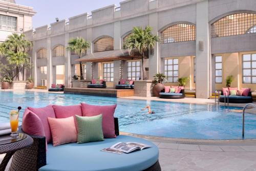 高雄汉来大饭店的一座酒店游泳池,前面有沙发