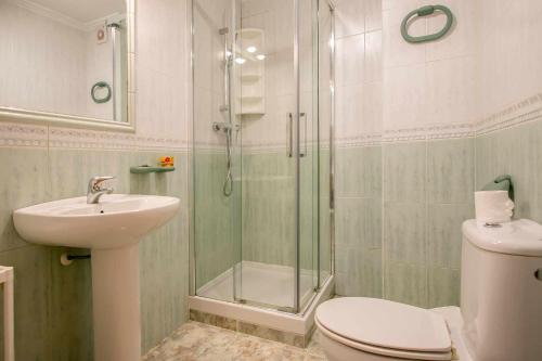 内尔哈阿兰公寓的带淋浴、卫生间和盥洗盆的浴室