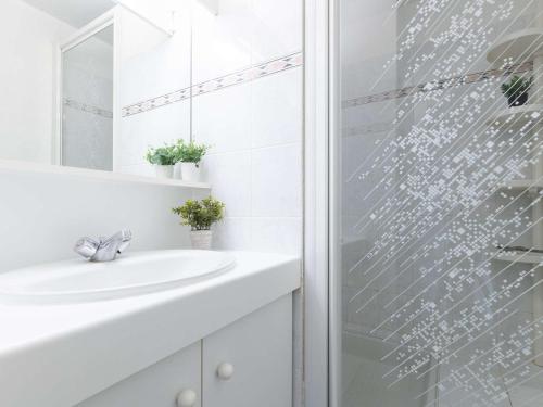 圣拉里苏朗Appartement Saint-Lary-Soulan, 5 pièces, 8 personnes - FR-1-296-306的带淋浴和盥洗盆的白色浴室