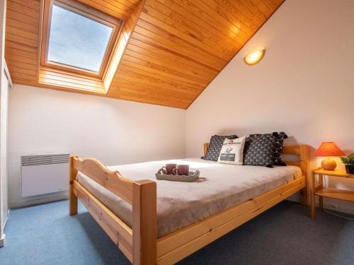 圣拉里苏朗Appartement Saint-Lary-Soulan, 5 pièces, 8 personnes - FR-1-296-306的一间卧室设有一张木天花板床。