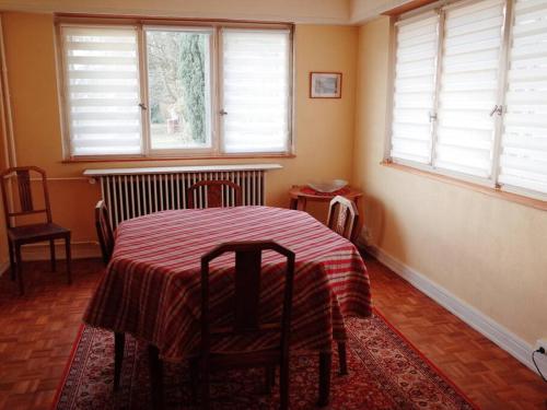 伊斯术Maison de Jeanne的客房设有桌子、两把椅子和窗户。