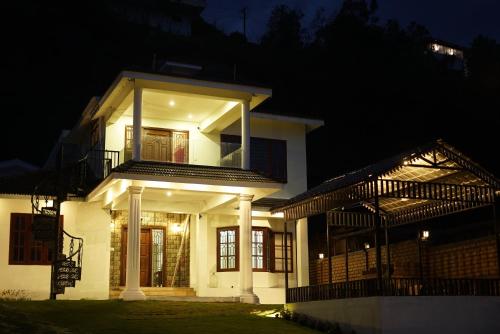 科代卡纳尔Villa de Montana的夜晚的白色房子,灯火通明