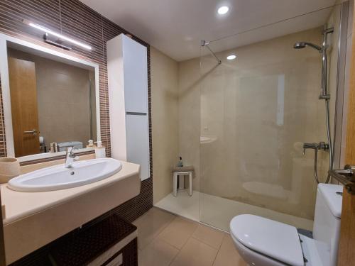 阿利坎特Apartamento con vistas al mar的一间带水槽、淋浴和卫生间的浴室