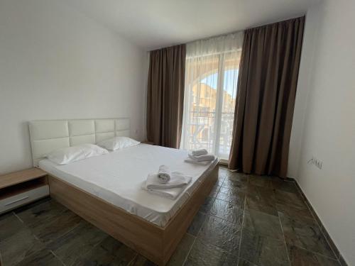 埃勒尼特PSB Apartments in Villa Astoria 6的一间卧室设有一张床和一个大窗户