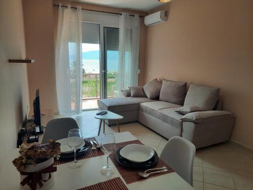 伏罗拉Antea Apartment 3的客厅配有沙发和桌子
