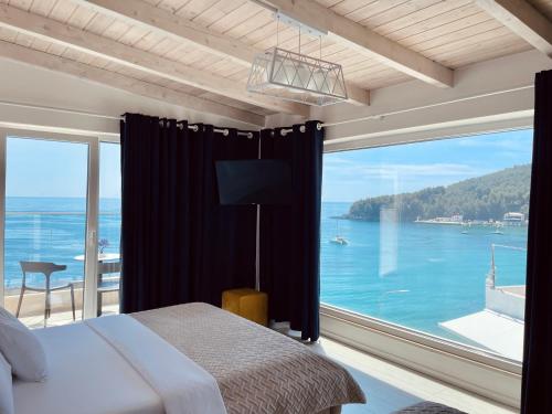 希马拉Ionian Terrace的一间卧室设有大窗户,享有水景