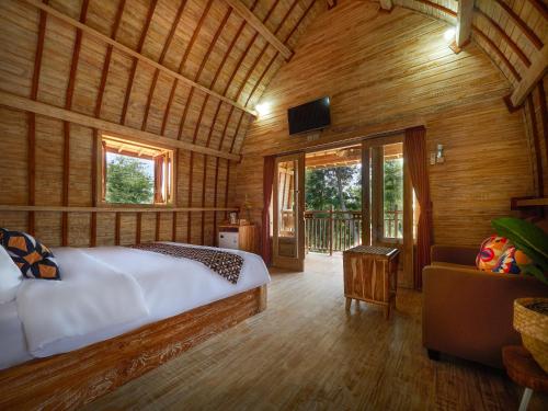 乌鲁瓦图Wisnu Lumbung Uluwatu的卧室配有一张床铺,位于带木墙的房间内