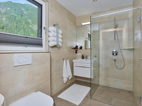 乌姆豪森Apartment Isabella的带淋浴和卫生间的浴室以及窗户。