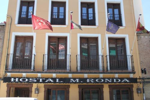 马德里玛丽亚荣达旅馆的一面有旗帜的建筑