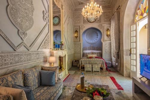 杰迪代Riad Dar El Malaika的带沙发和吊灯的客厅