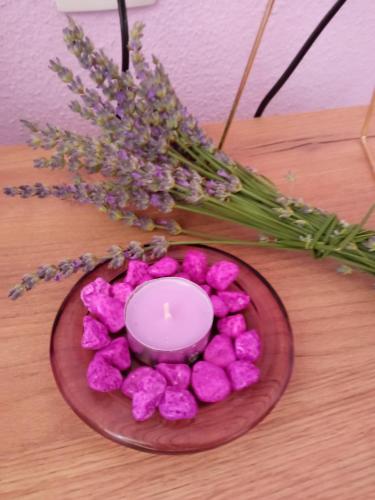 特雷比涅Apartman Lavanda的桌上放着蜡烛和鲜花的盘子