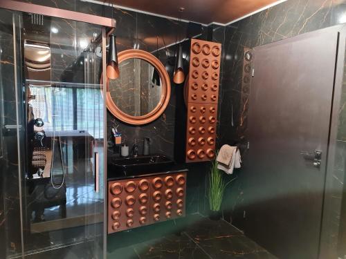 斯利文GRANDE SPA DELUXe STUDIOS的一间带水槽和镜子的浴室