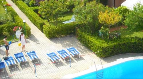 利多迪耶索罗B&C Apartments LA POSTA Home的一座带椅子的游泳池的模型