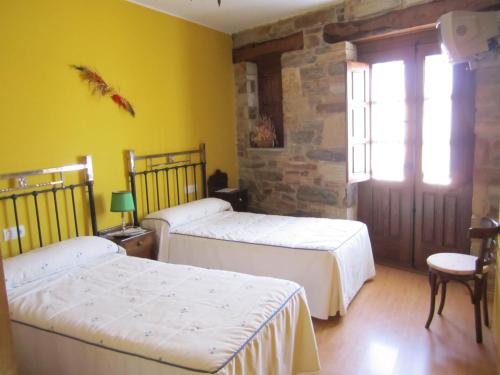 Hotel Rural El Molinero de Santa Colomba de Somoza客房内的一张或多张床位
