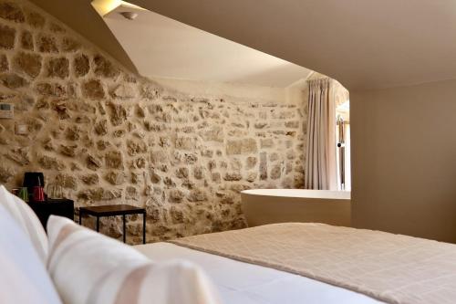 帕里斯特Monte Bay Retreat Villa的一间卧室设有一张床和石墙