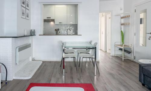 尼乌波特Appartement 2 chambres 200m plage Nieuwpoort Bad的厨房以及带桌椅的用餐室。