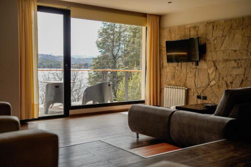 佩休尼亚镇Amarras的带沙发和大窗户的客厅