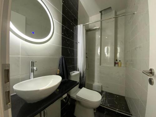 卡拉马塔I Love Home Mini的一间带水槽、卫生间和镜子的浴室