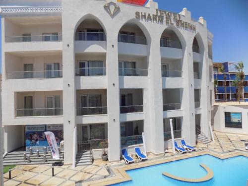 沙姆沙伊赫Jewel Sharm El Sheikh Hotel的一座带游泳池和度假村的酒店