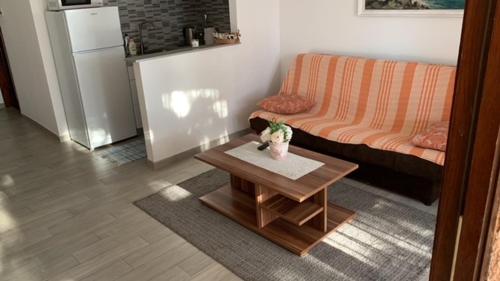 马林斯卡Apartments Toni-Malinska的带沙发和咖啡桌的客厅