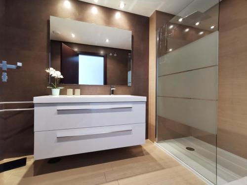 卡拉德米哈斯Appartement du Bonheur的浴室设有白色水槽和镜子