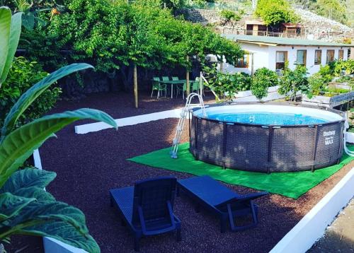 伊科德洛斯维诺斯Los Huertos Conect with the nature & relax的一个带两把椅子和秋千的游泳池